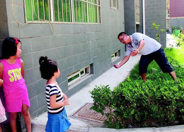 两岁半女童8楼坠落 紧急关头楼下男子一把接住