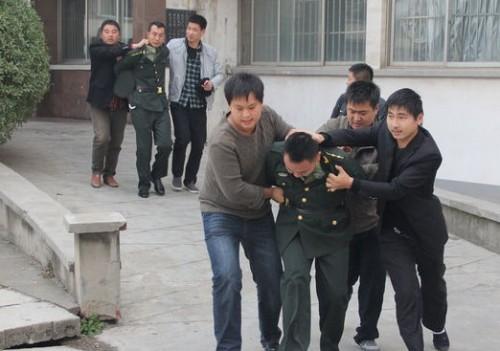 男子假冒"军情站长"行骗进账千万 官员为其牵线