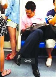 男子被曝地铁内摸女孩屁股 昨现身否认(图)