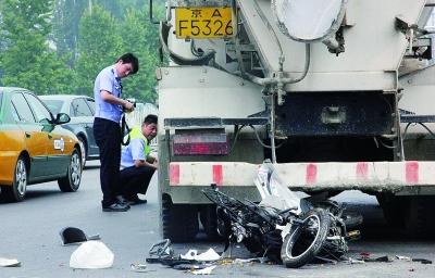 男子被水泥罐车撞倒当场死亡 疑因罐车存盲区 