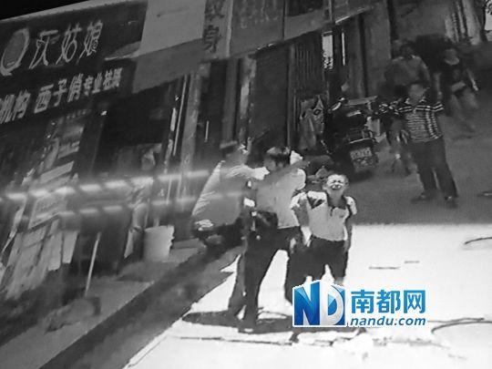 公安副局长扮家属向劫匪下跪求情 成功解救人质