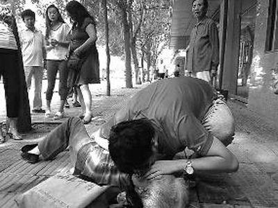 王涛在街头抢救昏倒的大娘，为她做人工呼吸