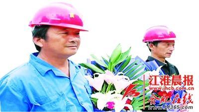 阜阳“托举哥”勇救悬空女童 救人后悄然离去 