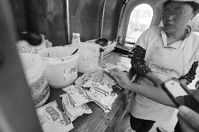 6月26日，记者暗访时从该辆早餐车内发现5袋牛奶已经过期