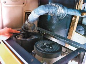 家属运尸途中死亡续：两名司机被刑拘(图)