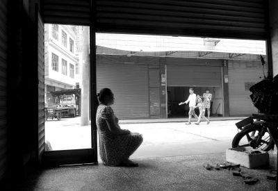 欧阳佳的母亲忙完家务就在门口盼望孩子回来。京华时报记者陶冉摄/视频