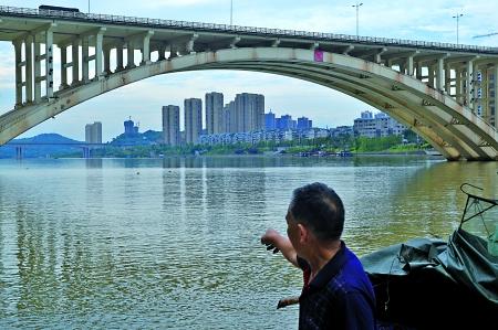 女孩跳江自杀拒绝救援 老人抓住头发拖其上岸