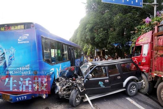 货车刹不住10车连环撞 肇事车刹车失灵致事故发生