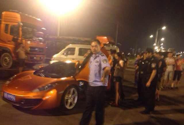 宁波30多辆超级跑车狂飙遭交警围堵