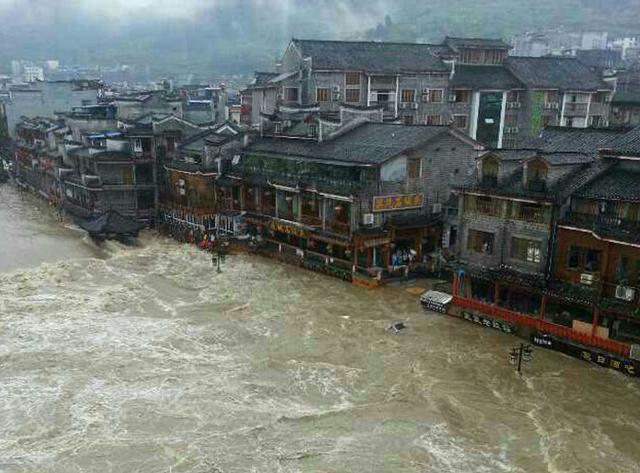 湖南凤凰古城因暴雨被淹：桥被冲垮 全城停电