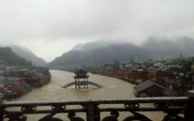 湖南凤凰古城因暴雨被淹：桥被冲垮 全城停电