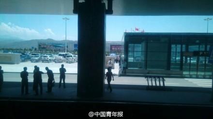 西宁曹家堡机场停车场发生爆炸 警察已封锁现场