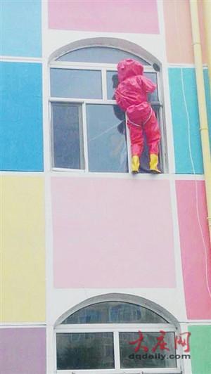 黑龙江幼儿园发现23个马蜂窝 消防员花半天清理