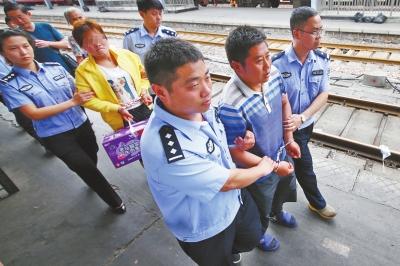 男子身负命案逃亡十年被抓 押解回乡叹母亲已老