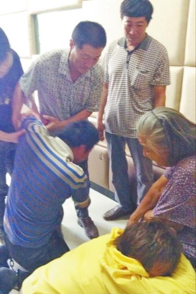 男子身负命案逃亡十年被抓 押解回乡叹母亲已老