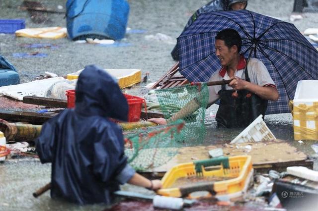 贵州贵阳暴雨致水产市场被淹 商户围堵捞鱼(图)