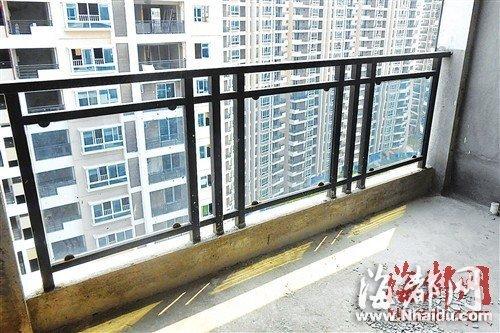 阳台没有防盗网,护栏只有一点二米高,存在安全隐患