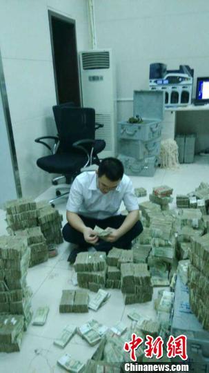 郑州一客户携带30万零钞购车面额最大1元（图）