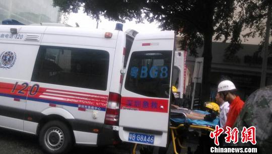 救护车到现场抢救伤员阮亚欣摄
