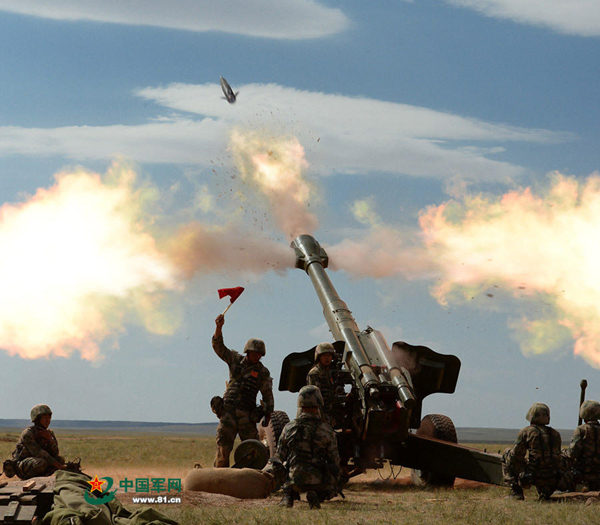 原文配图：红军不惜使用激光制导炮弹对蓝军打击，亮出了所有家底。