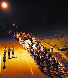 青岛大妈弃广场舞改暴走