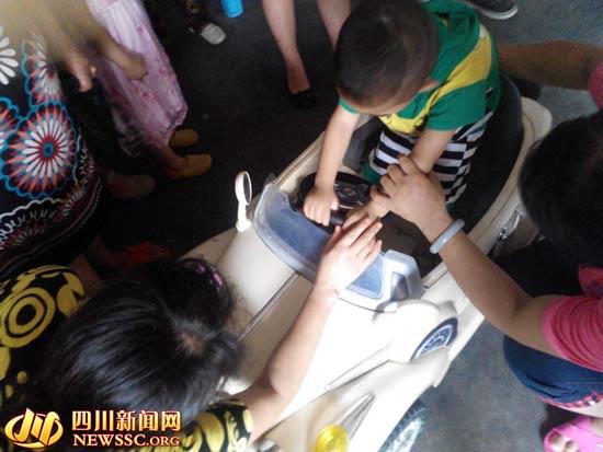 2岁娃在妈妈眼皮下被抢走 过后被人从菜场捡回