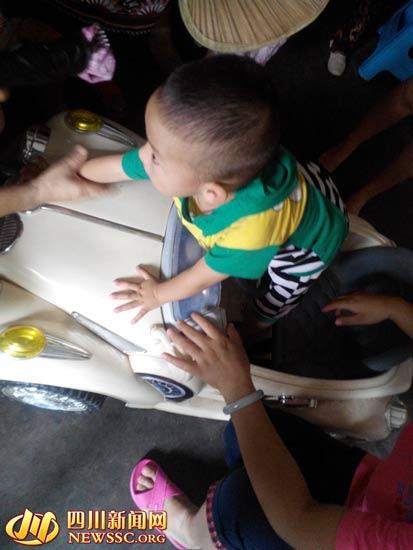 2岁娃在妈妈眼皮下被抢走 过后被人从菜场捡回