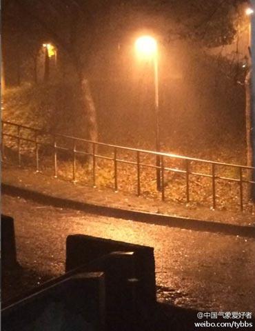 台湾国立政治大学校园里风雨正盛(图片来源于新浪微博)