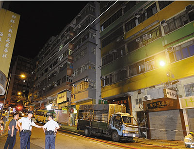 运菜货车被纵火焚毁，火势一度波及旁边大厦，外墙亦被烧黑。