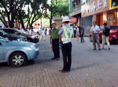 男子不满违规停车开罚单 持木棍要揍警察