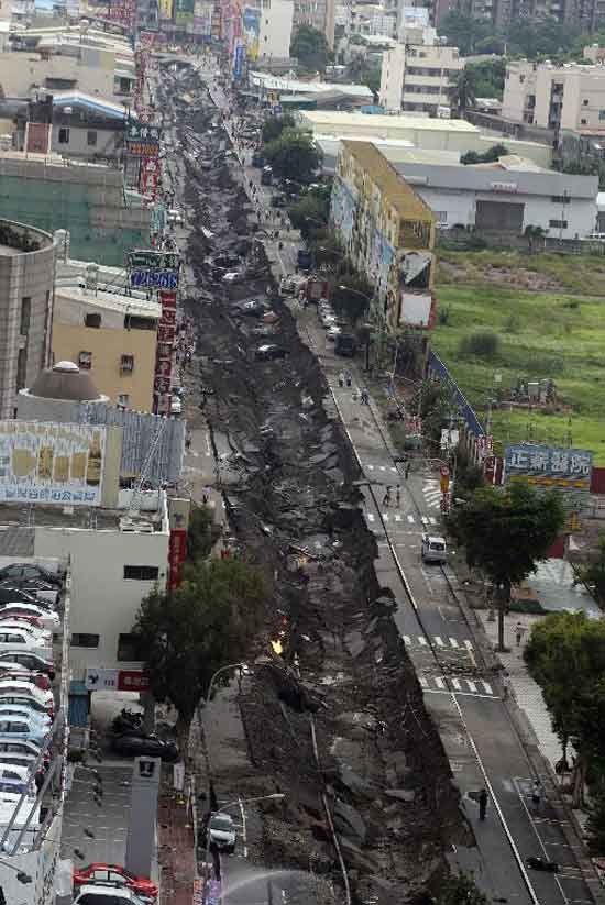 多条道路被掀翻
