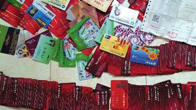 房云云向华商报记者提供的赃物图片，包括购物卡、银行卡等