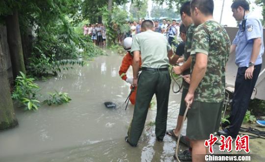 四川德阳一轿车坠入水渠车上6人遇难