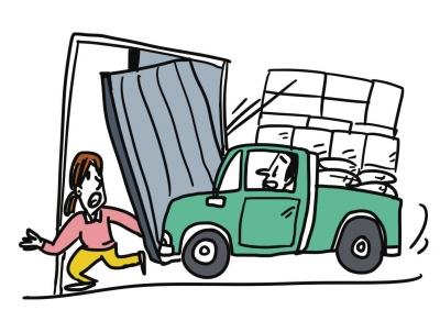 丈夫开车刮倒铁门砸死妻 律师称事故与工厂无干