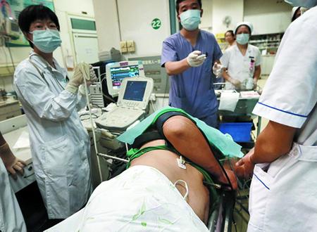 男子坠入20米深坑钢筋穿 身抢救室内等待血源