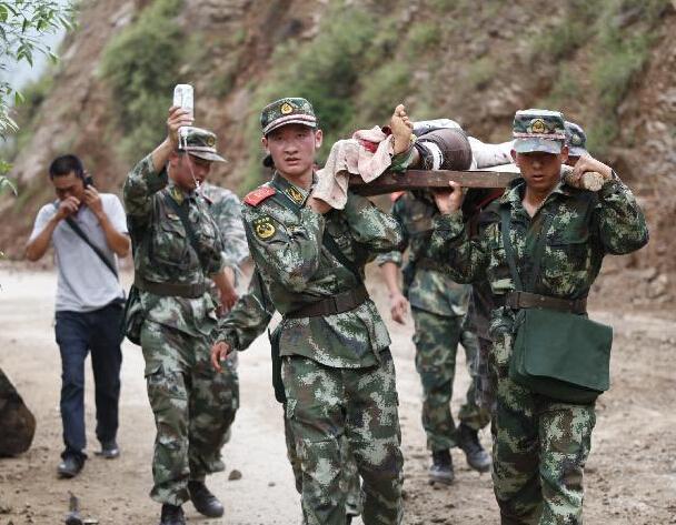 200名武警官兵急行军奔赴地震灾区被淹村庄