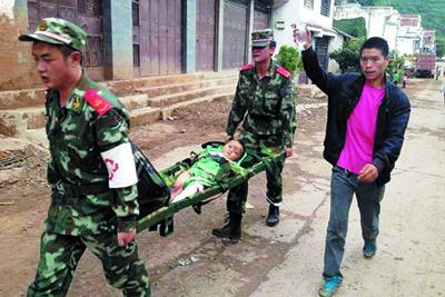 鲁甸地震父亲听见“爸爸救命”救出四个孩子