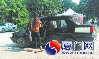 男子学车被教练揪破耳朵：买两包中华烟来