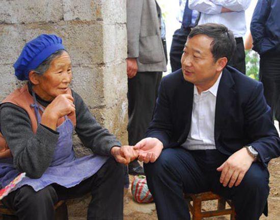 2009年,时任昆明市市长的张祖林慰问孤寡老人。