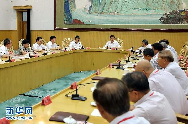 受习近平总书记委托，中共中央政治局常委、中央书记处书记刘云山在北戴河看望参加今年暑期休假活动的专家，并同大家进行座谈，代表党中央、国务院向各方面优秀人才致以亲切问候。新华社记者刘卫兵摄