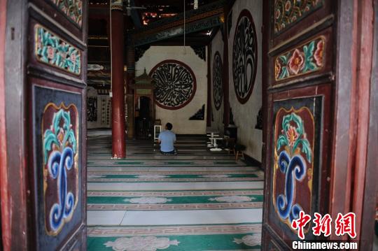 附近村民陆续前来拖姑清真寺做礼拜刘冉阳摄