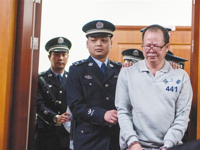 今年2月26日，网曝“坐拥20亿资产”的深圳龙岗南联村官周伟思（前右）在深圳市中级法院受审。新华社发