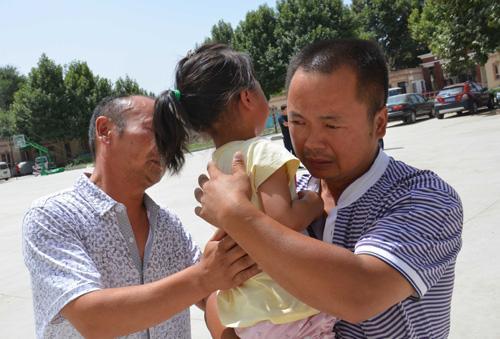 7月30日中午，暴恐案件中父母双双遇害的孤儿平平(化名)大伯找到她，并将她接走。(常振平摄)