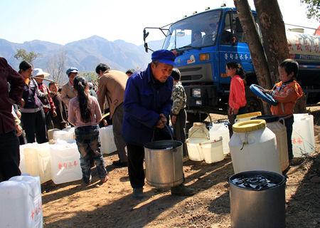 解放军28万粒饮水消毒丸已在鲁甸投入使用