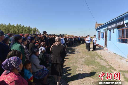 当地诸多民众与木哈买提巴依·革命汉告别。　丁飞摄