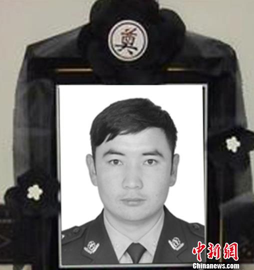 图为民警木哈买提巴依·革命汉。　丁飞摄