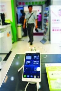 不少上海公务员新近更换的加密手机，外观上与普通智能机没什么不同。