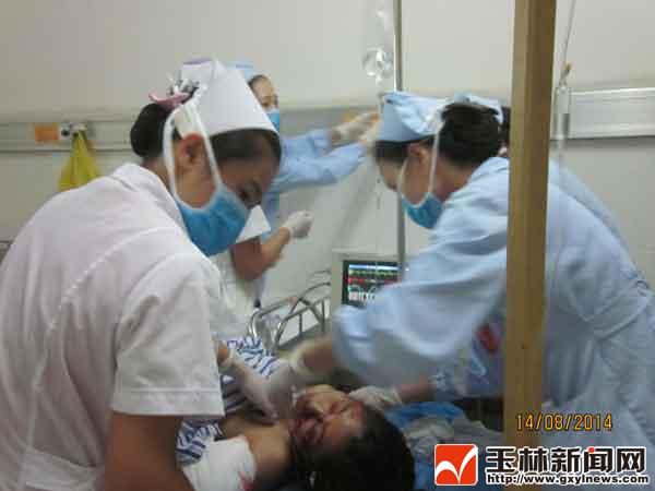 高速路上丰田超车变道致大客车侧翻 伤了40人