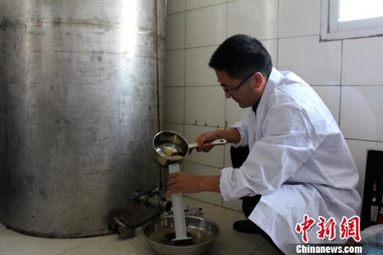 湖北建始一酒厂为牟利往白酒里添加“伟哥”