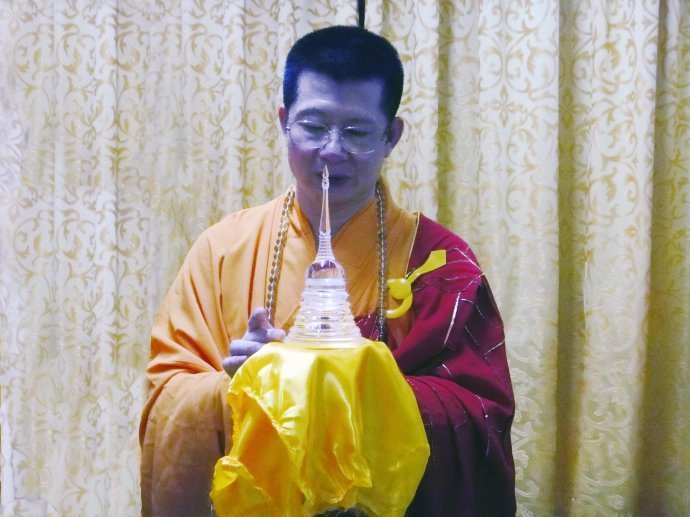 2014年8月15日消息，广东珠海，广东男子吴某衡于1990年创立“华藏法门”，并于2013年更名为“华藏宗门”。他自称秦始皇转世，有三四万信徒追随左右。多名女弟子遭其奸淫，生下十几名子女。今年7月，吴某衡等涉嫌利用邪教破坏法律，已被警方拘留。